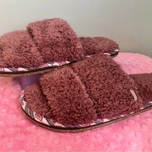 Feelgoodz Cozy Fuzzy Slippers in Mulberry